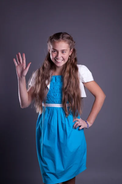Mavi elbiseli bir genç kız — Stok fotoğraf