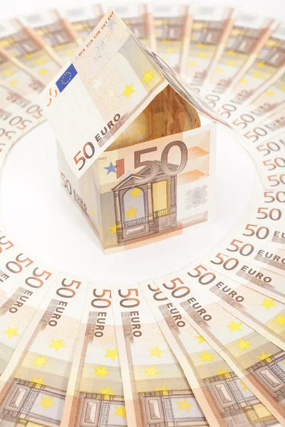 Euro house en bankbiljetten — Stockfoto