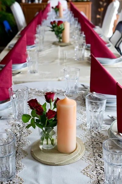バラとテーマ設定の宴会テーブル — ストック写真