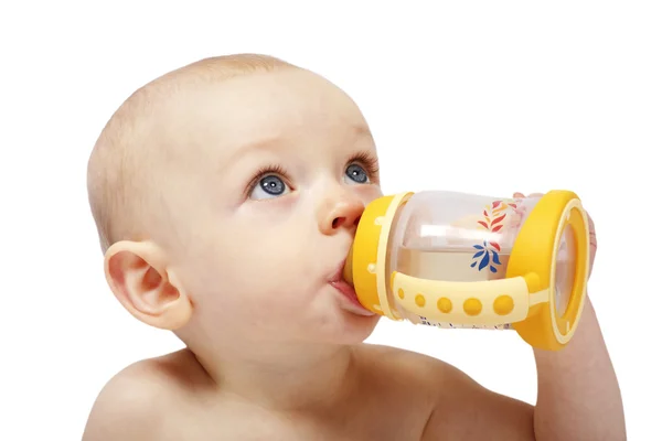 Милая малышка пьет из бутылки с соском. — стоковое фото