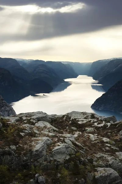 Fjord sisli havalarda — Stok fotoğraf