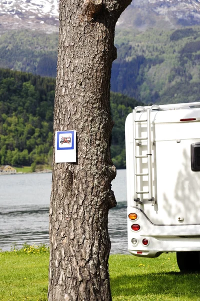 Camper geparkeerd naast het verbod op voorafgaande kennisgeving — Stockfoto