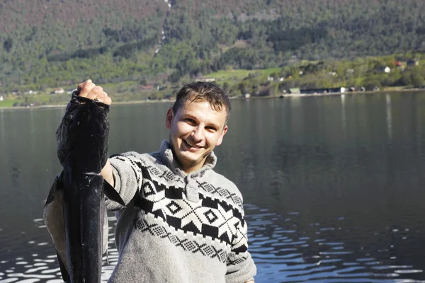Orgulloso pescador mostrando un pez grande —  Fotos de Stock