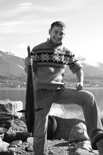 Гордый рыбак с большой рыбой
