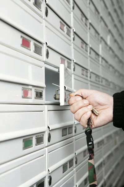 Erkek el posta kutusunu açma — Stok fotoğraf
