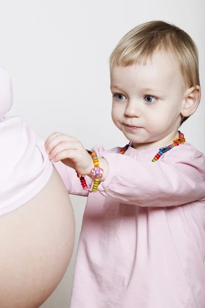 Lilla flickan röra gravid mage — Stockfoto