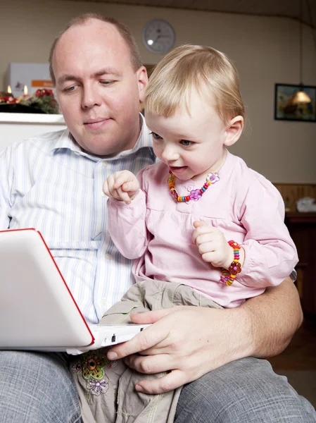Baby zeigt auf Laptop — Stockfoto