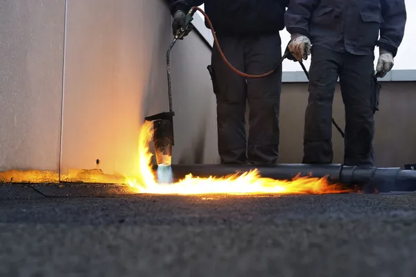 Werknemers installeren dakleer met warmte — Stockfoto