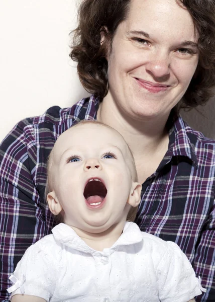 Madre felice e figlia del bambino — Foto Stock
