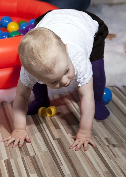 Baby macht erste Schritte — Stockfoto
