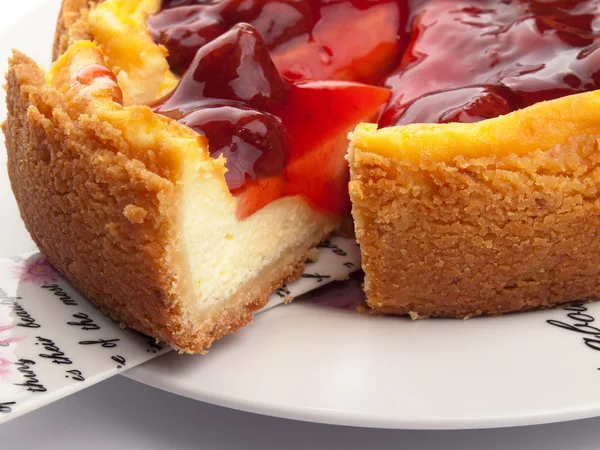 Vanilla cheesecake with strawberries — Stock Photo, Image