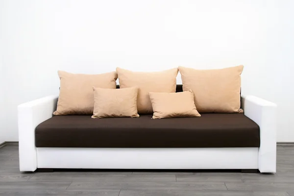 Современный диван у белой стены — стоковое фото