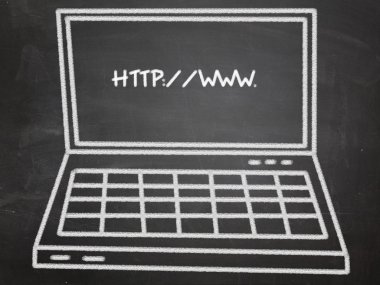 web adresi ile yazı tahtası üstünde laptop