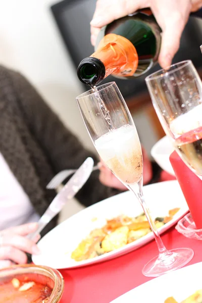 Champagne in een glas gieten — Stockfoto
