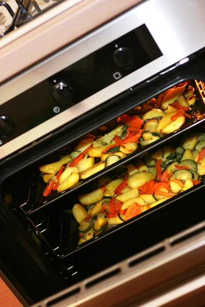 Legumes e batata assados em um forno — Fotografia de Stock