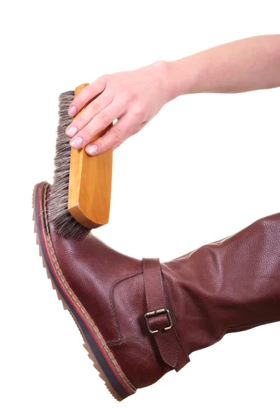 Limpieza de botas con cepillo — Foto de Stock