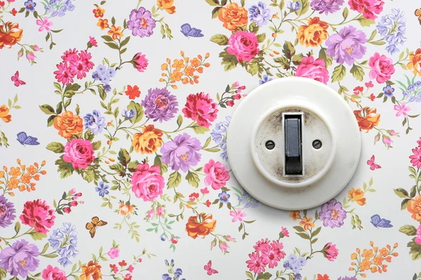 Antiguo interruptor de luz en fondo de pantalla floral vintage —  Fotos de Stock