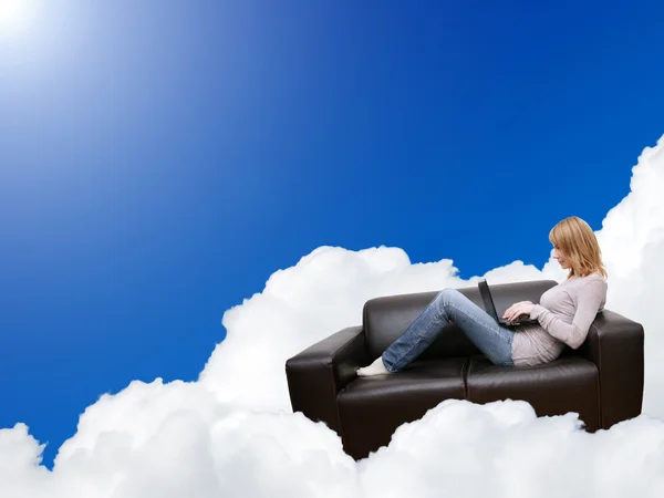 Γυναίκα, χαλαρωτικό με laptop σε καναπέ για το σύννεφο — Φωτογραφία Αρχείου