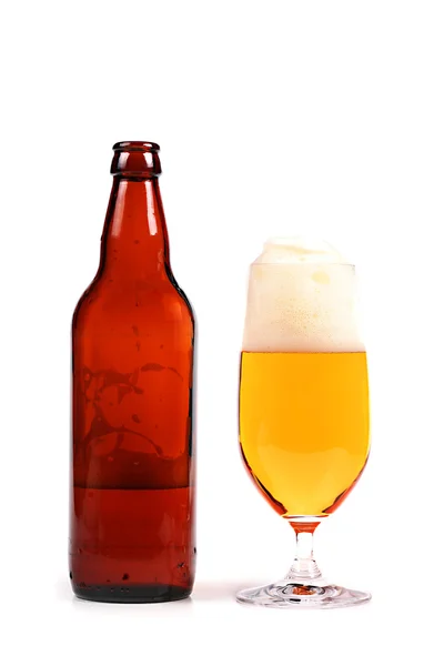 Glas bier met fles — Stockfoto