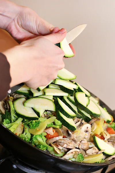 Vegetarisches Essen zubereiten — Stockfoto