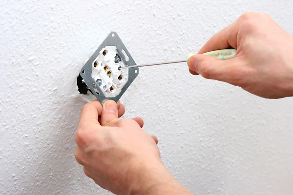 Eletricista instalando soquete de parede — Fotografia de Stock