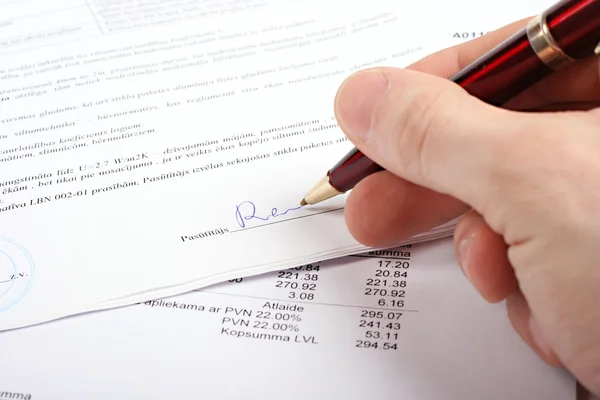Hand met pen ondertekenen van contract — Stockfoto
