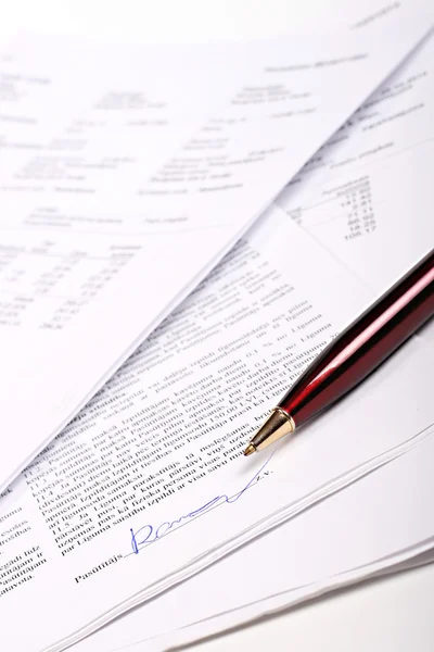 Documentos comerciais e contrato assinado — Fotografia de Stock
