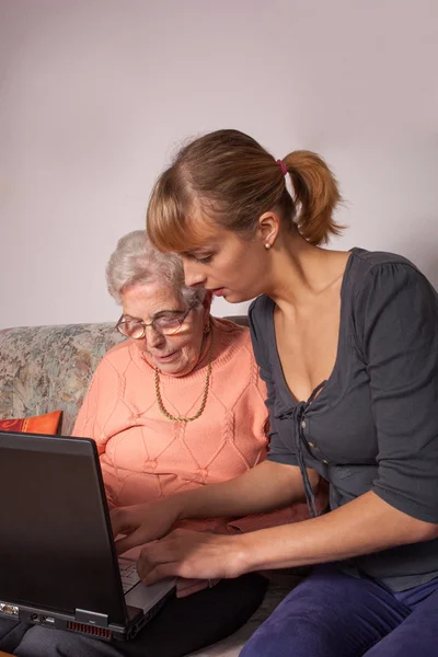 Yaşlı bir kadın ile bir laptop — Stok fotoğraf