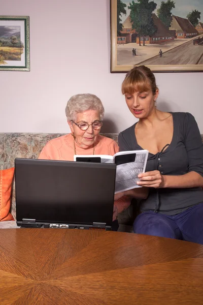 An old woman with a laptop — Stock Photo, Image