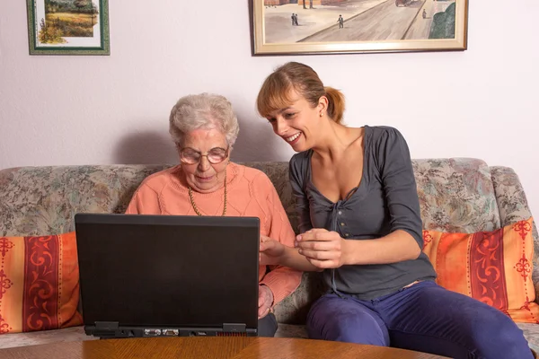 yaşlı bir kadın ile bir laptop