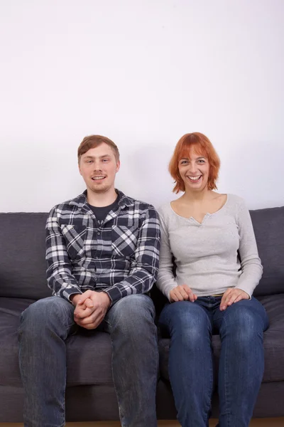Молода пара на дивані — стокове фото