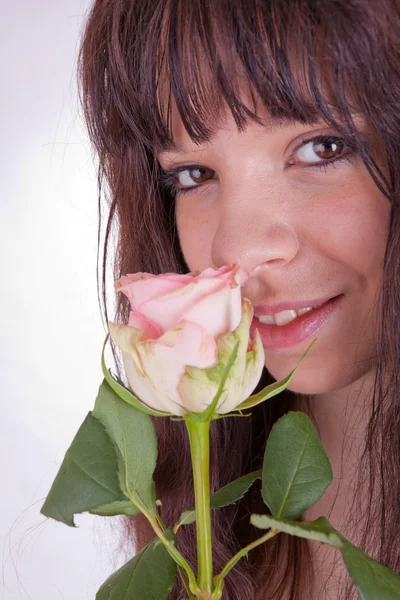Het meisje met rozen — Stockfoto