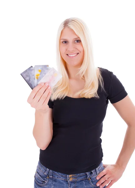 Kredi kartı ile genç bir kadın — Stok fotoğraf