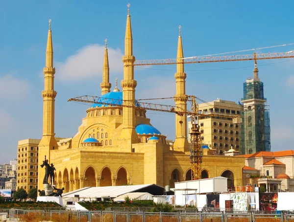 A mecset felemelő daruk segítségével rekonstrukciója — Stock Fotó