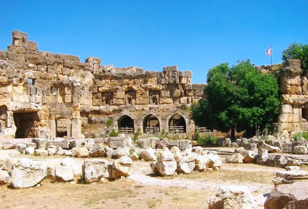 Ruinas de antigua, antigua cerradura con bandera del Líbano — Foto de Stock