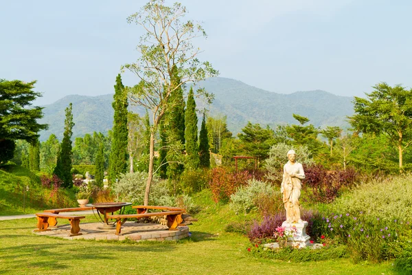 Jardín y montaña — Foto de Stock