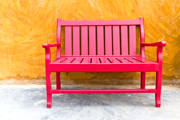 Roter Holzstuhl — Stockfoto