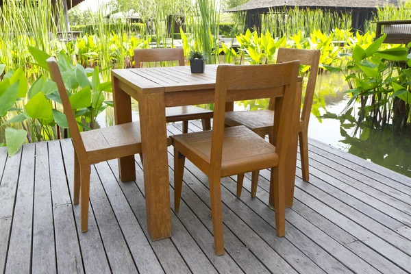 Holzstühle und Tisch — Stockfoto