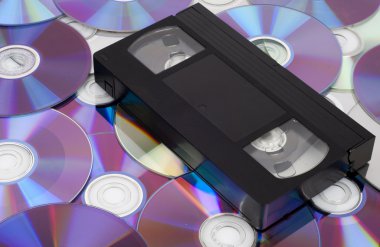 CD vs vhs. VHS kaset birçok cd diskler üzerinde yatıyordu