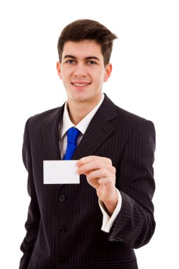 Beyaz arka plan üzerinde kartvizit sunan genç iş adamı. (f