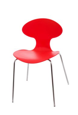 Beyaz arkaplanda kırmızı sandalye izole edildi