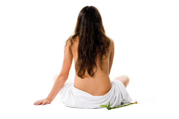 Piękna młoda kobieta w ręcznik, siedząc na podłodze w biały bac — Zdjęcie stockowe