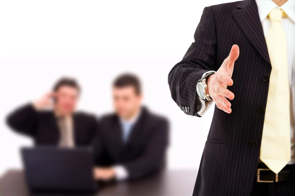 Un uomo d'affari con la mano aperta pronto a concludere un affare in ufficio. — Foto Stock