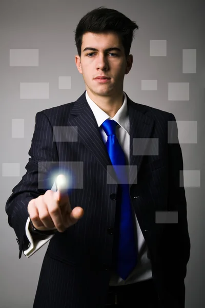 Jovem homem de negócios pressionando um botão digital — Fotografia de Stock