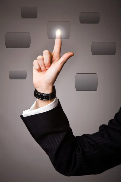 Uomo d'affari mano premendo un pulsante touchscreen — Foto Stock