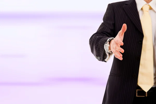 Un uomo d'affari con la mano aperta pronto a concludere un affare in ufficio. — Foto Stock