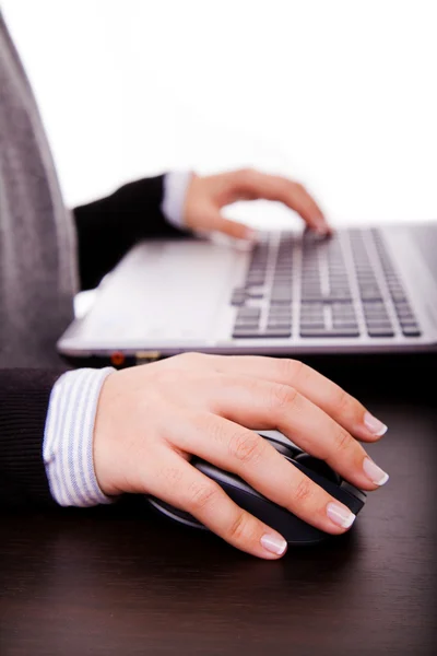 Μεγέθυνση του γυναικείο χέρι στο ποντίκι ενώ εργαζόταν σε φορητό υπολογιστή — Φωτογραφία Αρχείου
