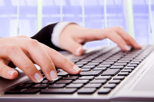 Close up de secretários mão tocando chaves do computador durante o trabalho no escritório — Fotografia de Stock