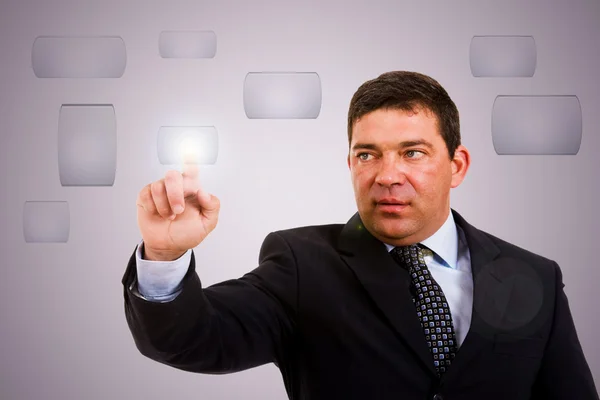 Homme d'affaires appuyant sur un bouton à écran tactile — Photo