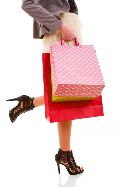 Vista de cintura hacia abajo de la mujer que lleva bolsas de compras — Foto de Stock